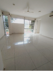 3,000 Sq Ft Semi-Furnished 4-Bedroom Flat for Rent in Baridhara এর ছবি