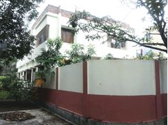 রাজশাহী প্রাইম লোকেশনে ৫ কাঠা জমি সহ ২ তলা বাড়ি বিক্রিয় হবে।  এর ছবি